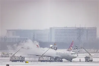 北京大兴国际机场冬季飞机除冰除雪作业