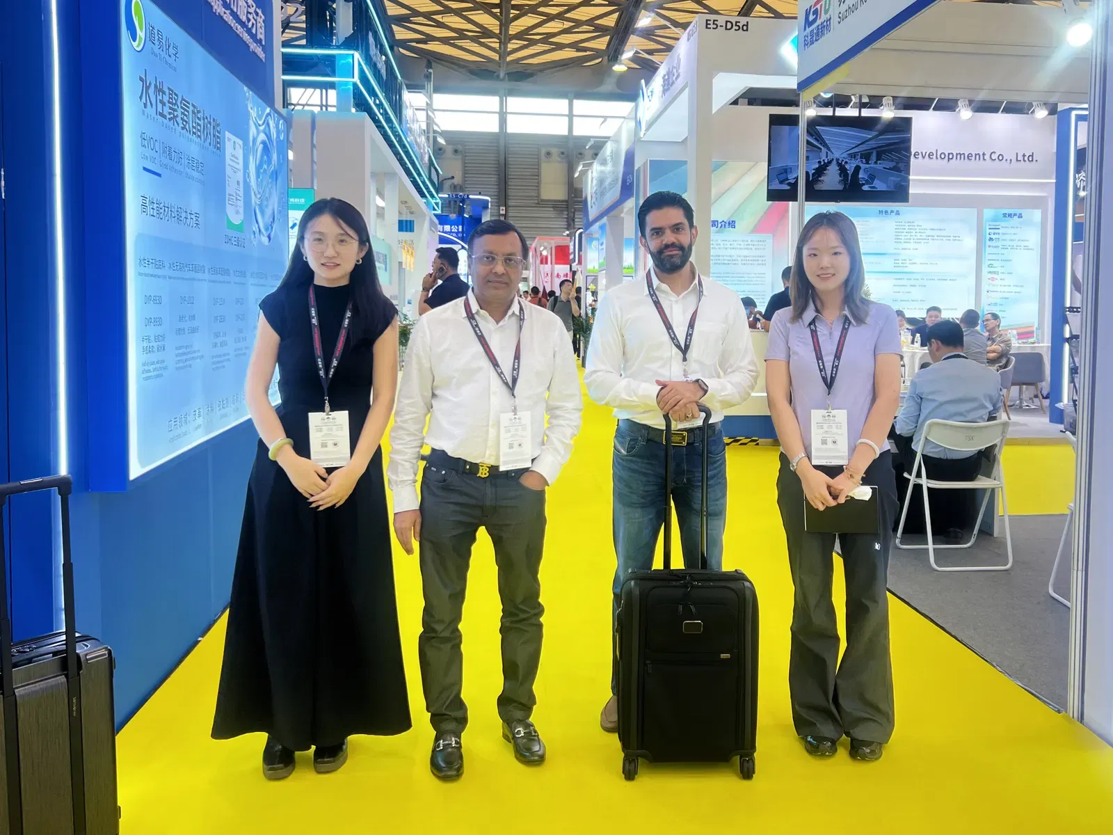 Shandong Changxing team negotiating with Indian leather and film prospects at the exhibition