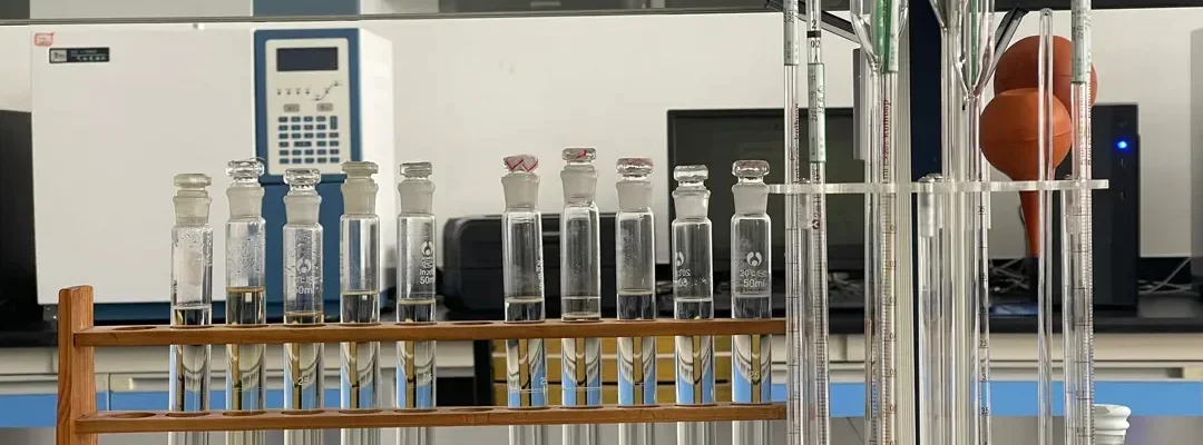 质量控制实验室技术人员使用气相色谱设备分析 DOTP 样品