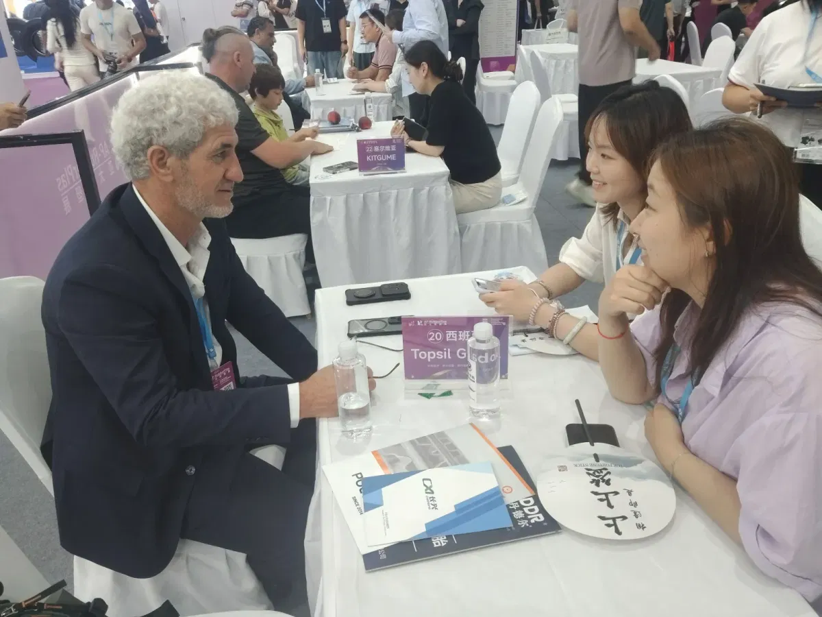 Shandong Changxing discussing DOTP procurement details with a Spanish customer at AP-RubberPlas 2026